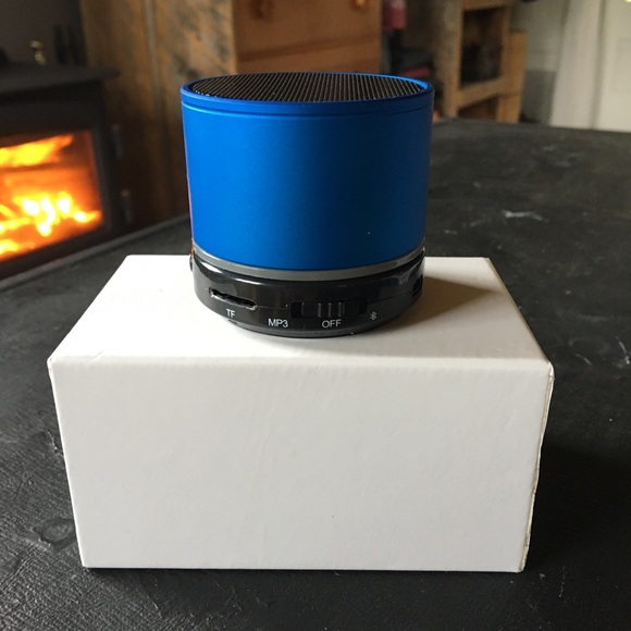 Small Bluetooth speaker - Picture 2 of 4